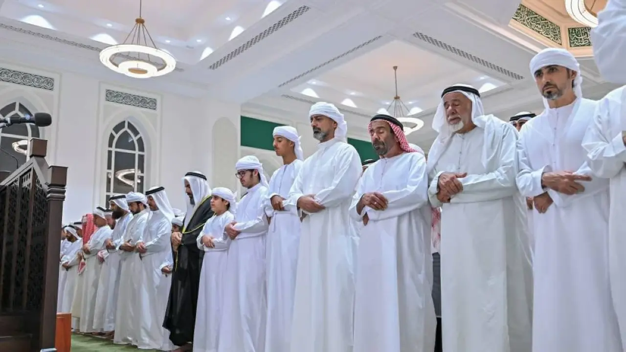 عمار بن حميد يشارك في صلاة جنازة سلطان الكتبي